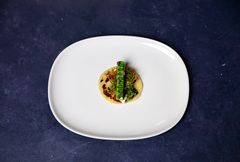 Forrett: Potetlefse, bakt persillerot, purreløkmajones, bakt løk med heggeblomseddik, sprø løk og potet, romme tilsmakt norsk grønn chili og sjalottløk