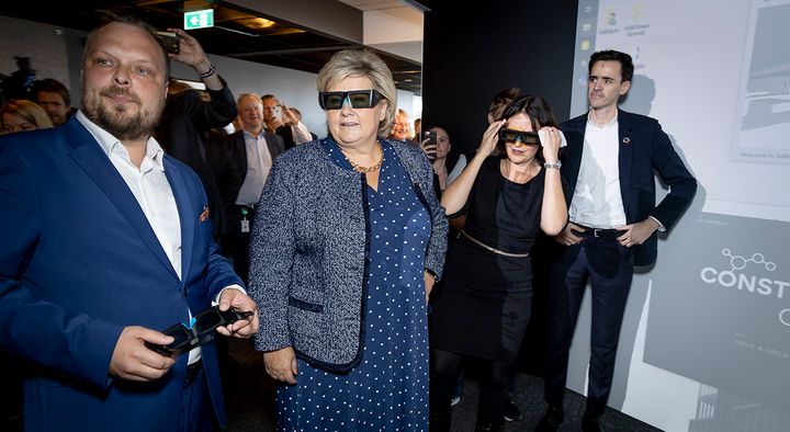 Statsminister Erna Solberg fikk teste digitale verktøy da hun åpnet CoLab, bransjens nye samlingspunkt og testsenter.  Foto: Morten Bendiksen