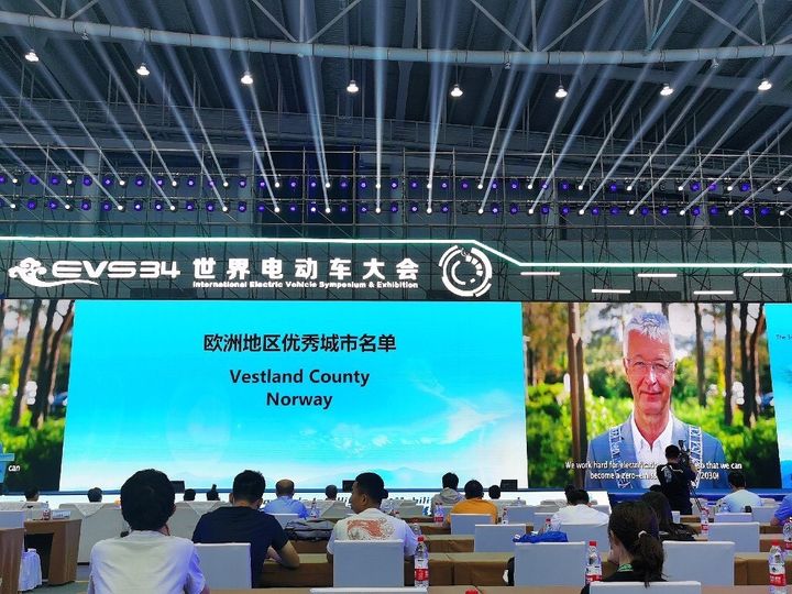 Fylkesordfører Jon Askeland fra Vestland fylkeskommune mottok prisen digitalt under avslutningen av EVS34 som foregår nå i Kina.