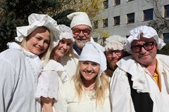 Et stort og faglig sterkt team av programledere skal geleide oss gjennom en om lag 30 timers lang direktesending - både dag og natt. F.v: Mari Lunnan, Helene Vassbotten Lervik, Øyvor Bakke, Per Sundnes. Arild Erikstad og Frode Larsen bak. Foto: Thomas Hellum / NRK