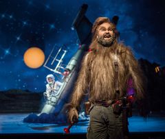 Atle Antonsen i rollen som fuglefangeren Papageno. Foto: Erik Berg.