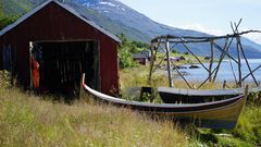 Naustet på Edmundgaard brukes i dag til oppbevaring av nordlandsbåter og fiskeredskaper. Eierne har fått 59.000 kroner til å sette i stand naustet, gangspill og stø. Planene for bruk er utleie av båter og kursaktiviteter. Dette som en videreutvikling av den sesongbaserte driften som i dag drives i tilknytning til våningshuset med julebutikk, land-art kurs og salg av håndverksprodukter. Slik prosjektet er planlagt vil det sikre og bevare kulturminneverdiene i tillegg til at det på sikt vil kunne gi eier noe økt næringsinntekt. (Foto: Privat/Fra søknad)