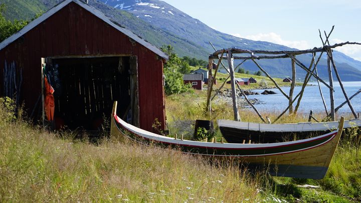Naustet på Edmundgaard brukes i dag til oppbevaring av nordlandsbåter og fiskeredskaper. Eierne har fått 59.000 kroner til å sette i stand naustet, gangspill og stø. Planene for bruk er utleie av båter og kursaktiviteter. Dette som en videreutvikling av den sesongbaserte driften som i dag drives i tilknytning til våningshuset med julebutikk, land-art kurs og salg av håndverksprodukter. Slik prosjektet er planlagt vil det sikre og bevare kulturminneverdiene i tillegg til at det på sikt vil kunne gi eier noe økt næringsinntekt. (Foto: Privat/Fra søknad)