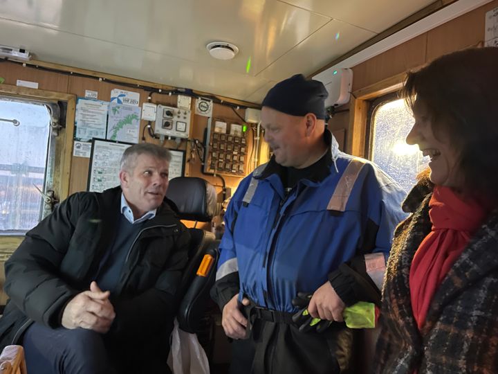 Fiskeri- og havminister Bjørnar Skjæran om bord i sjarken Trin Even i Berlevåg. Eier Tor Raimond Sivertsen i midten. Statssekretær Kristina Hansen til høyre.