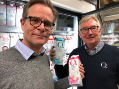 Styreleder i Q-Meieriene Karl Johan Ingvaldsen og Q-Sjefen Bent Myrdahl takker forbrukerne for å ha presset frem tilleggsmerking av "best før"-merkede matvarer.
