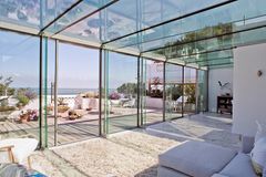Takbjelker og søyler skal utføres i bruddkonsekvens klasse CCC-3 etter forslag til Eurokode, hvor laminert glass skal ha minimum 3 glasslag for å sikre noe bæreevne også etter brudd i ett eller to glasslag. Fra Kent i England, foto: Arkitekt Karl Elliott