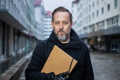 Programleiar Tarjei Strøm leitar etter bortkomne arvingar i ny sesong av Ukjent Arving Foto: Kjell Joran Hansen/NRK
