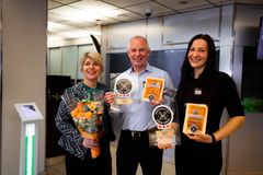 Stor stas: En glad Roy Martin Øyjord og Jurgita Folkedal fra Skakke røykeri, med Matmerk-direktør Nina Sundqvist til venstre. Foto: Ottar Jenssen / Haugalandkonferansen