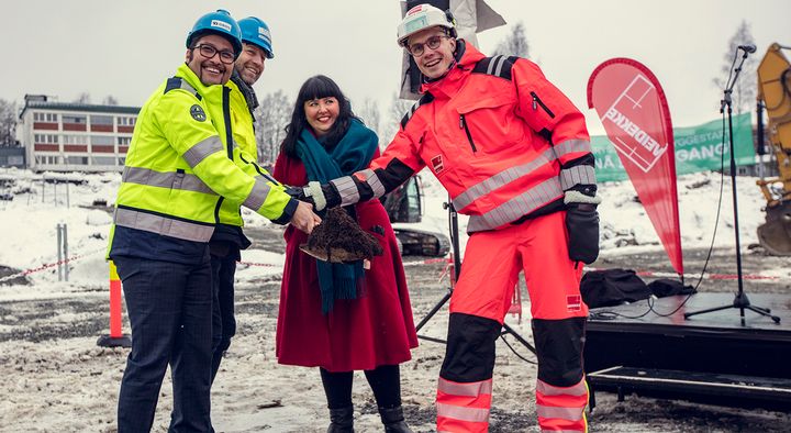 Daniel Kjørberg Siraj, konsernsjef i OBOS, Mathis Grimstad fra Stor-Oslo Eiendom, Victoria Evensen leder i byutviklingskomiteen og Anders Haugland fra Veidekke tok det første spadetaket i det populære boligprosjektet Frysjaparken.