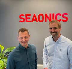 Vårt mål er å alltid være ledende i teknologiutviklingen, og de nye kontraktene styrker vår posisjon som leverandør av spesialisert løfte- og håndteringsteknologi til havvindmarkedet, sier Ståle Fure (t.v) og Håkon Fauske i SEAONICS.
