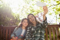 Ikke alle liker at mamma og pappa deler: Flere enn to av ti foreldre har opplevd at tenåringen ikke ønsket bilde eller video av seg selv i sosiale medier. Foto Medietilsynet