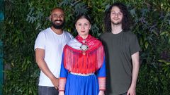 Daniel Eriksen, Ella Marie Hætta Isaksen og Aleksander Kostopoulos i Isák fremfører en av sine låter under «Hev stemmen»
FOTO: HELENE KJÆRGAARD SVILAND