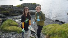 Miljøagenter i Haugesund viser frem søpla de har samla på stranda. (Foto: Miljøagentene)