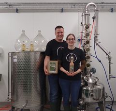 Synnøve og Jann produserer ei rekkje produkt på garden både med og utan alkohol. Produktvariasjonen er stor og går frå ulike eple og fruktmostar, til ei rekkje siderar, likørar og mange ulike brennevinstypar. Foto: Gardsbrenneriet.