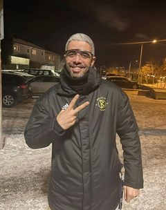 Yousef Hadaoui er en av dem som har fått erfare hvor galt det kan gå med fyrverkeri på avveie. Nå bruker han beskyttelsesbriller på nyttårsaften. Foto: Privat