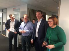 God stemning når Kari Hovin Kjølle (til høyre) viser en gruppe rundt i lokalene.