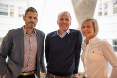 Per Christian Bordal (i midten) har engasjert Luke Jenkinson og Celin Huseby i Elire MG for å høyne seilsportens kommersielle verdi. (FOTO: Morten Jensen)