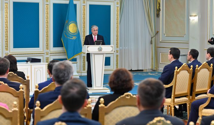 På en offentlig seremoni 5. november 2022 undertegnet Kasakhstans president Kassym-Jomart Tokayev grunnlovsendringer (akorda.kz)