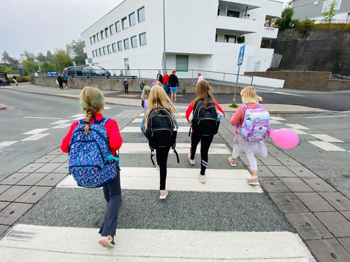 Undersøkelsen viser at én av tre foreldre er bekymret for tryggheten til barneskolebarna på vei til skolen. Foto: Fremtind.