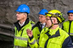 Statsminister Jonas Gahr Støre blir vist rundt av kraftverksoperatør Dag Flølo.