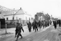 Polske soldater med tyske krigsfanger etter gjenerobringen av Narvik 29. mai 1940.
Foto fra "Andre verdenskrig i nord"