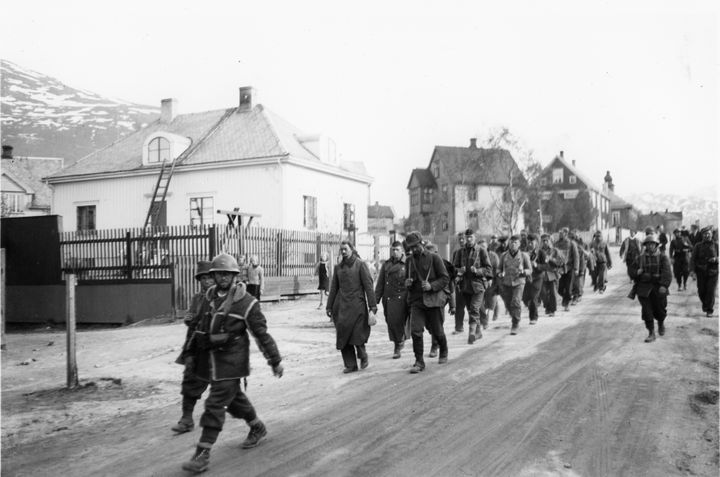 Polske soldater med tyske krigsfanger etter gjenerobringen av Narvik 29. mai 1940.
Foto fra "Andre verdenskrig i nord"