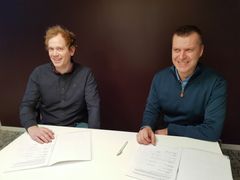 Kontrakten ble undertegnet fredag 5. mars. Styreleder Asbjørn Opdal i Leangentravets Eiendom til venstre og daglig leder Jan Erik Holten i Solberg Maskin.