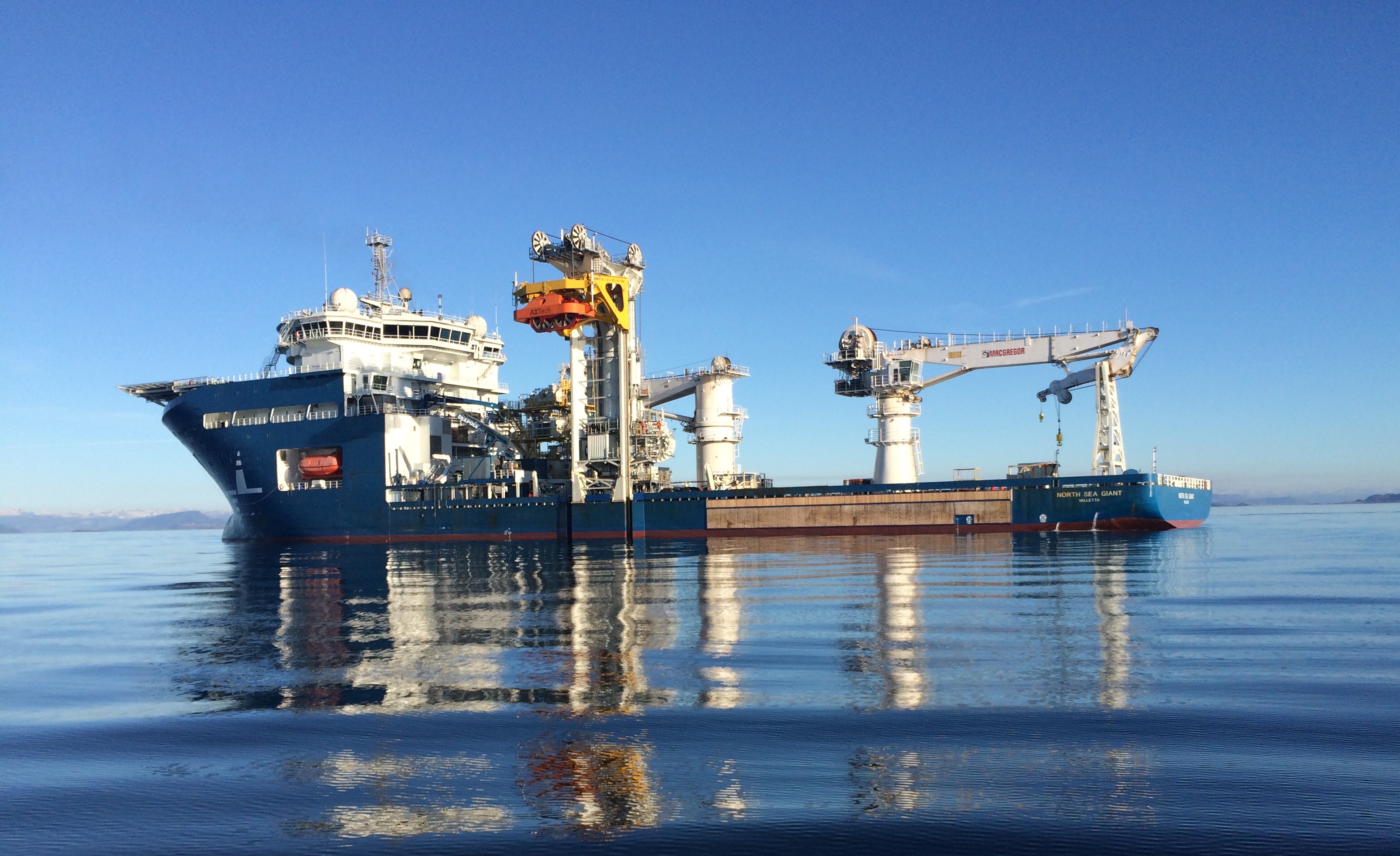 Судно north. Sea giant. Судно «North Air». North Sea Levio. The Crossing судно.