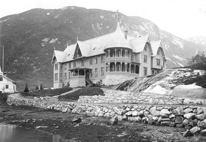Arkivet etter Hotel Mundal i Sogn er det første hotellarkivet i Norges dokumentarv. Arkivet strekker seg fra hotellet ble bygd i 1891 til omtrent 1980. Foto: Axel Lindahl/Digitalt Museum