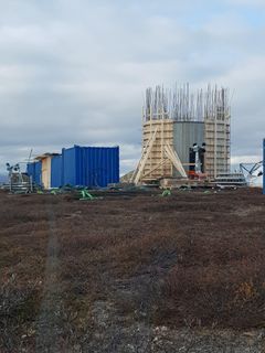 Fra byggingen av den nye værradaren i Finnmark. FOTO: Espen Aspestrand: Met.no