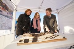 Modell av Livsvitenskapsbygget. Rektor Svein Stølen peker og forklarer for forsknings- og høyere utdanningsminister Iselin Nybø og byggherredirektør Synnøve Lyssand Sandberg i Statsbygg. Foto: Terje Heiestad/UiO