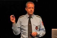 Daglig leder Terje Surdal fra Alarmsentral Brann Øst forteller hvorfor de valgte hvilken drone, og hvilken nytteverdi den har i spesielle situasjoner. En konklusjon er at de har blitt bedre beslutningstakere