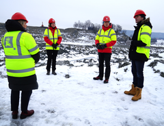 Olje- og energiminister,
Marte Mjøs Persen, fikk en orientering i Gjerdrum 21. desember. Fra venstre: Olje- og energiminister, Marte Mjøs Persen, Regionsjef i NVE, Toril Hofshagen, Vassdrags- og energidirektør, Kjetil Lund, Ordfører i Gjerdrum kommune, Anders Østensen. Foto: OED