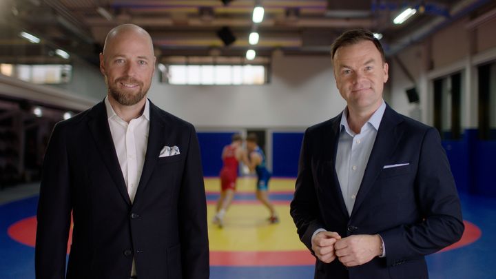 Carl Andreas Wold og Ole Rolfsrud gleder seg til å lede seerne gjennom det største internasjonale bryterstevnet i Norge noen gang. FOTO: NRK