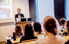 I gang med arbeidet: Det var trangt i auditoriet på Kraftsenteret i Kristiansand da konserndirektør Unni Farestveit åpnet den aller første innovasjonscampen i "Skoleprosjektet". Deltagere var elever fra linjen "Kunst, håndverk, design og arkitektur" fra Tangen videregående skole i Kristiansand og Møglestu videregående skole i Lillesand.