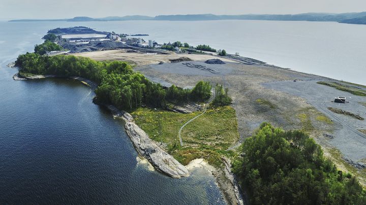 Noah Solutions får tillatelse til å deponere ikke-reaktivt farlig avfall over kote null i Sydbruddet på Langøya i Vestfold og Telemark. Her Langøya sett fra nord til sør. Foto: Bård Gudim.