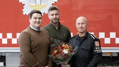 Øystein Øren (f.v.) og Kenneth Norevik troppet opp på Bergen brannstasjon med blomster og sjokolade for å takke Trond Totland og teamet hans for innsatsen. Foto: Alice Holm.