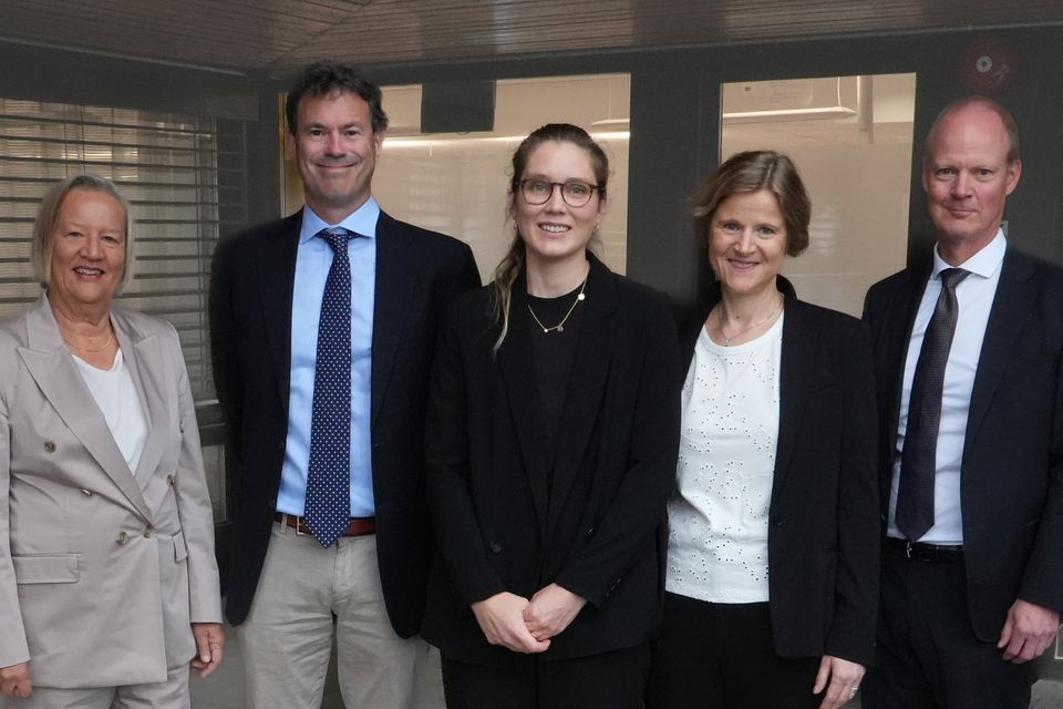 Ingrid Egeland Christensen med bedømmelseskomite og disputasleder,  Berit Flatø, Kevin Winthrop, Ingrid Egeland Christensen, Mari Hoff og Erik Øie