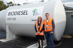 Anne-Kathrine Torvund fra Klimapartnere og Aslak Sverdrup i Avinor var strålende fornøyde med  biodiesel-anlegget og lhurtigladeren  som gjør flyplassen klar for fossilfri drift!