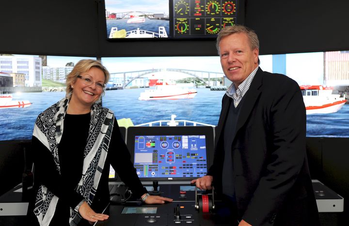 Generalsekretær Rikke Lind sammen med Børre Jacobsen, som blir ny leder av RS Sjøredningsskolen. Her i et av simulatorrommene.