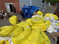 Felleskjøpet har allerede presset tonnevis med storsekker. Denne uka kommer innsamlingen til Trøndelag. (Foto: Felleskjøpet Agri)