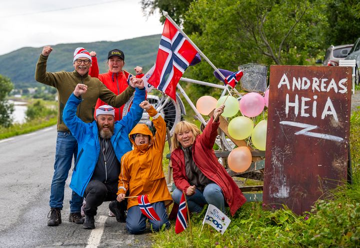 FOLKELIV: Torsdag braker det løs. Da står 114 av verdens beste syklister på startstreken i Mo i Rana, klare for rundt 680 kilometer med blodslit gjennom vakker natur, heiet frem av entusiastiske tilskuere langs løypa. Dette bildet er fra 2021. Foto: ARN/Rune Dahl