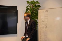 Daværende digitalminister Nicolai Astrup besøkte Pointmedia for å teste en tidlig versjon av Remote Support løsningen tidligere i 2019.