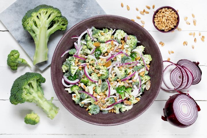 Vår mest populære salat: Kremet brokkolisalat.