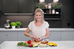 Ernæringsrådgiver i OFG Iselin Bogstrand Sagen viser hvor enkelt det er å tilberede frukt til ansatte på arbeidsplassen.