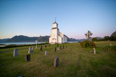 Gimsøy Kirke er blant de minste og mest intime kirkene som blir brukt under festivalen. Med sin plassering kan publikum kombinere konsert med sandstrand og midnattsol. På vinteren er derimot bygningen værutsatt og av de få som er bardunert fast.