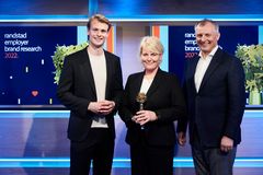 Kringkastingssjef Vibeke Fürst Haugen fra NRK flankert av programleder Simon Nitsche og leder i Randstad, Eivind Bøe