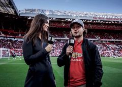 Ingrid Halstensen er godt kjent med engelsk fotball allerede. Her på indre bane med Mats Zuccarello.