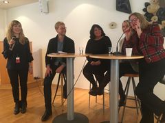 Fv: Frokostmøte om kreativ næring. Margit Klingen-Daams fra Innovasjon Norge, Gisle Mardal fra Abelia, reiselivsdirektør i Innovasjon Norge, Bente Bratland Holm, Maiken Lønnerød fra Splint og Anne-Brit Gran fra BI:CCI. Foto: Innovasjon Norge