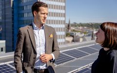 Den nye satsingen på solenergi vil kunne redusere strømutgiftene for borettslag og sameier betydelig. F.v. Martin Sleire Lundby, visekonsernsjef i Hafslund og styreleder i Hafslund Ny Energi og Ingunn Andersen Randa, konserndirektør for forretningsutvikling i OBOS.